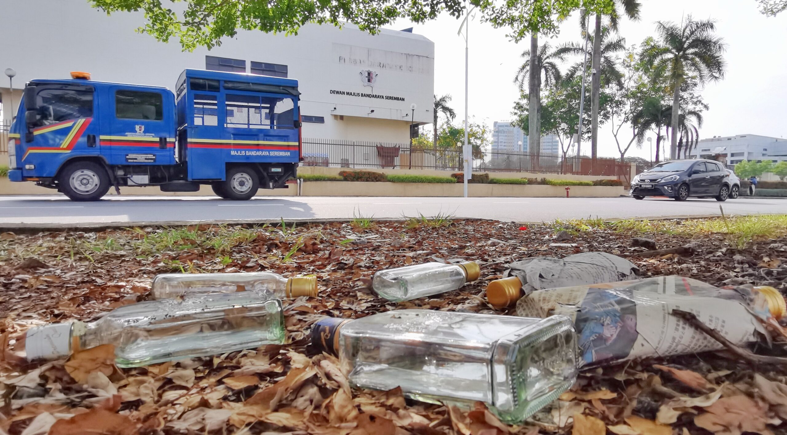 BUANG BOTOL ARAK, JEJAS PEMANDANGAN BANDARAYA