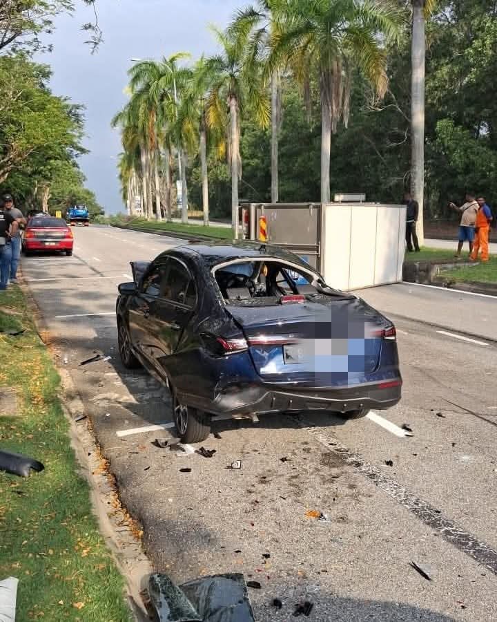Tiga kereta parkir tepi klinik remuk, dirempuh pemandu lori positif dadah