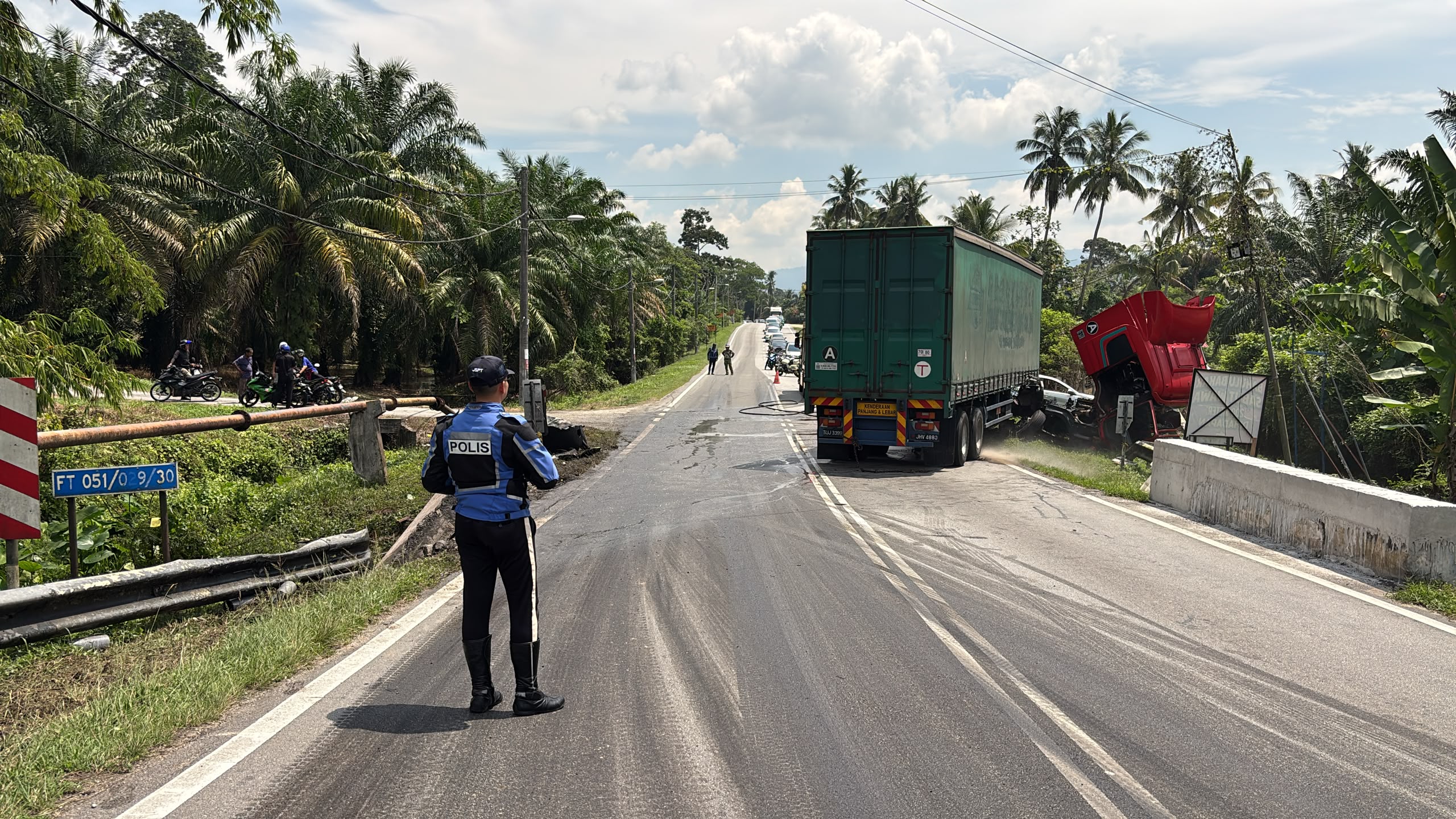 Lori melintang tengah jalan, aliran trafik Jalan Seremban-Kuala Pilah dilencong ke laluan Seri Menanti