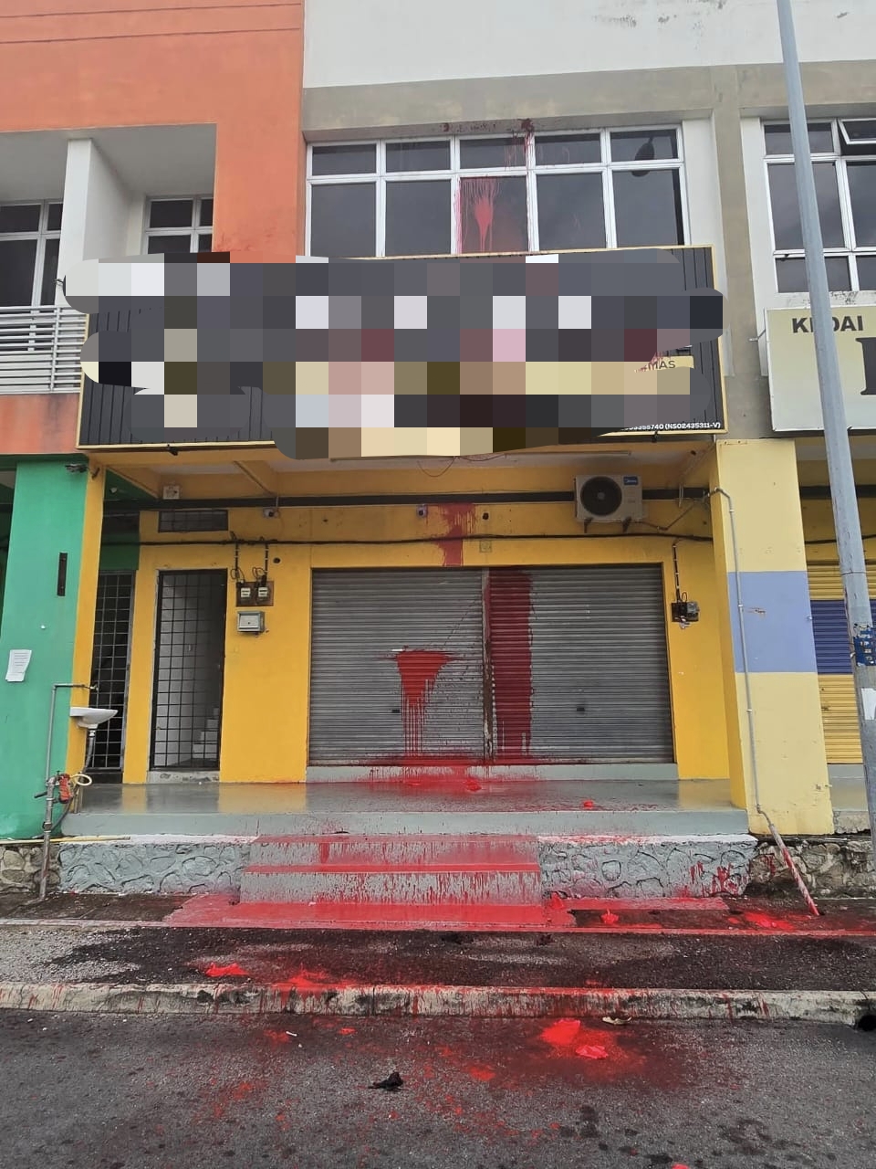 Kedai emas dibaling cat merah